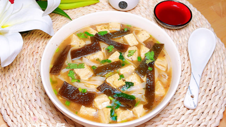 海带豆腐汤,鲜美极了!吃起来吧!