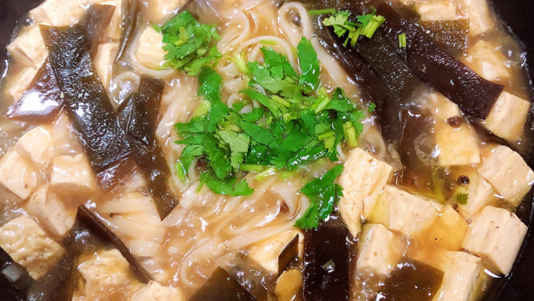 海带豆腐汤,出锅前,撒上适量香菜。