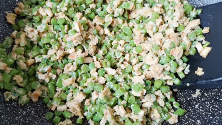 豇豆炒鸡蛋,至蛋液凝固就可以关火啦!