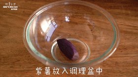 一口爆浆 | 爆浆拉丝薯球,将紫薯加入糯米粉和白砂糖,搅拌均匀成面团。
