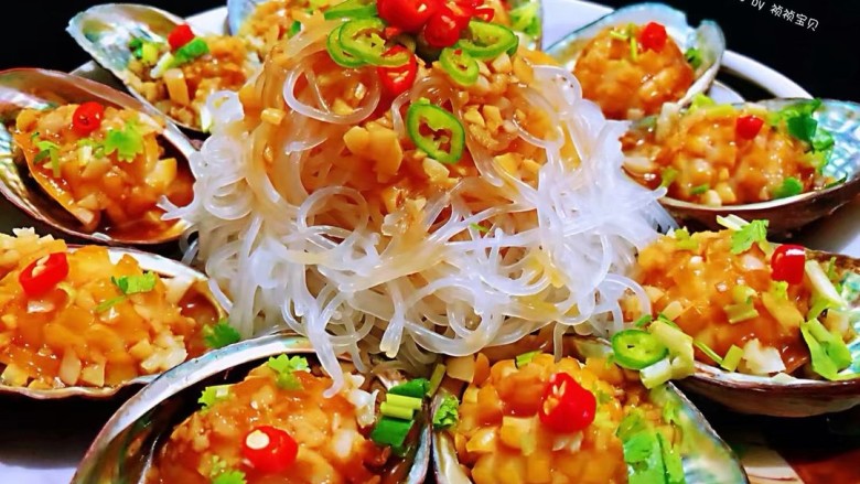 蒜蓉粉丝蒸鲍鱼,撒上辣椒碎,香菜碎