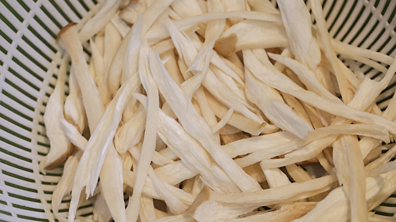 杏鲍菇炒鸡蛋,<a style='color:red;display:inline-block;' href='/shicai/ 238'>杏鲍菇</a>洗干净后用手撕成丝；