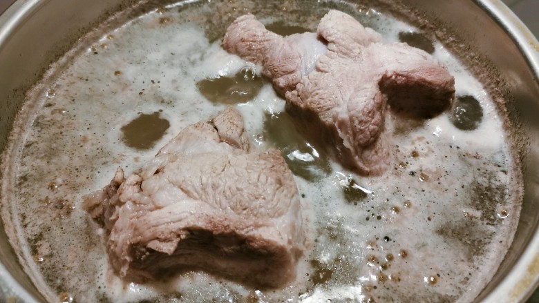 海带炖排骨,水烧开 捞出清洗干净