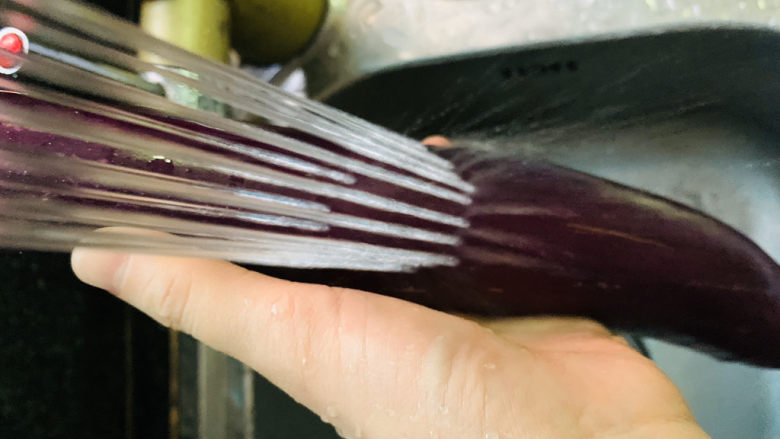 豇豆烧茄子,洗净;
