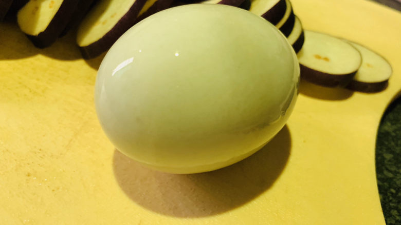 豇豆烧茄子,<a style='color:red;display:inline-block;' href='/shicai/ 16'>咸蛋</a>待用;