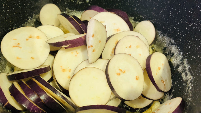 豇豆烧茄子,加入茄子;