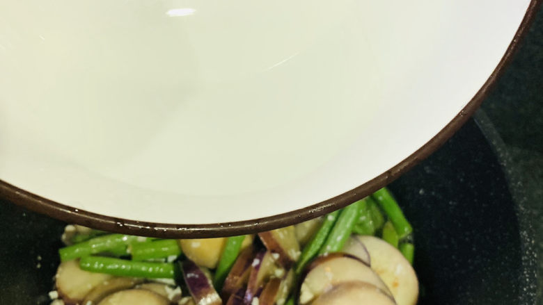 豇豆烧茄子,加些清水,继续炒;