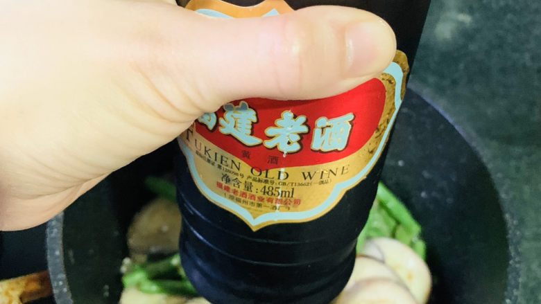 豇豆烧茄子,茄子豇豆断生,加<a style='color:red;display:inline-block;' href='/shicai/ 718'>料酒</a>;
