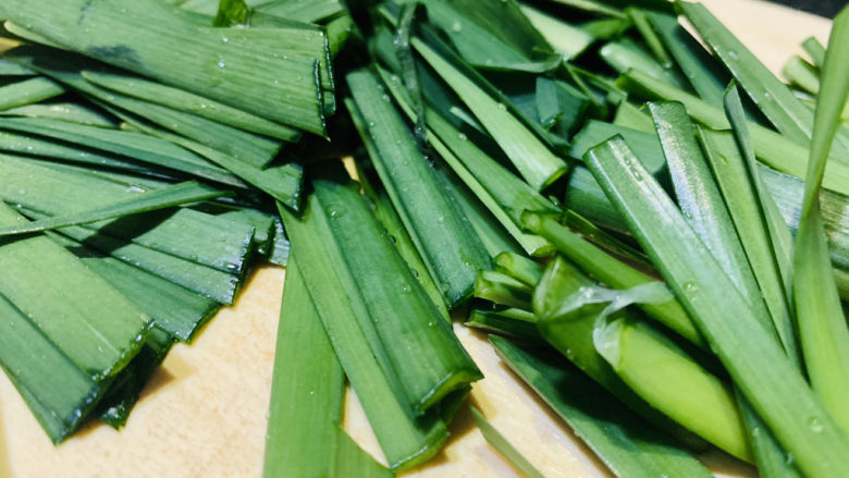 韭菜炒扇贝,切段;
