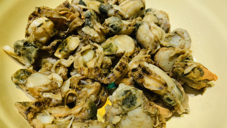 韭菜炒扇贝,倒碗里;