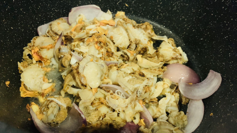 韭菜炒扇贝,倒入扇贝肉;