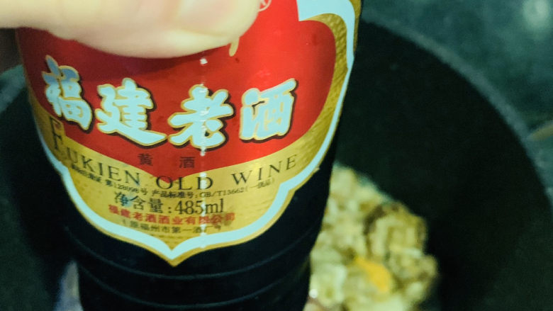 韭菜炒扇贝,炒香,加<a style='color:red;display:inline-block;' href='/shicai/ 718'>料酒</a>;