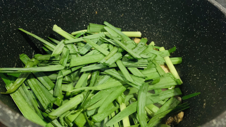 韭菜炒扇贝,加入韭菜;