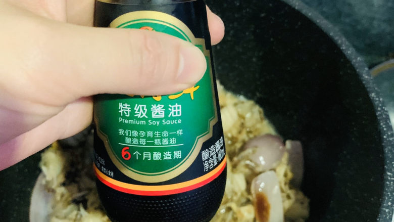 韭菜炒扇贝,加<a style='color:red;display:inline-block;' href='/shicai/ 692'>酱油</a>,炒均匀;