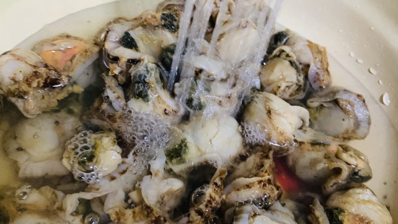 韭菜炒扇贝,用水冲洗干净;