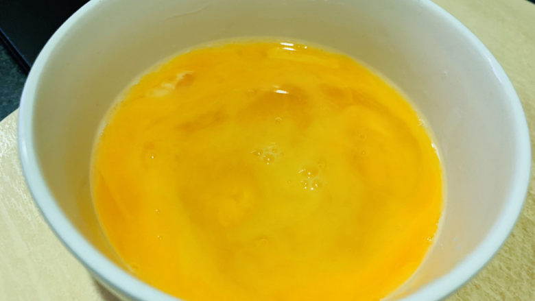 豇豆炒鸡蛋,打散;