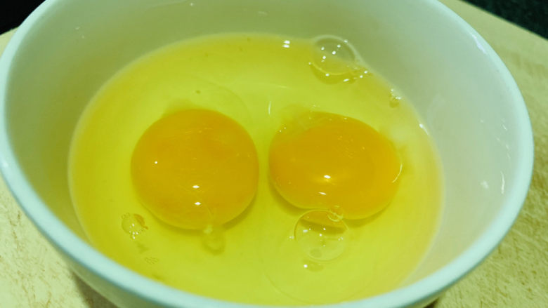 豇豆炒鸡蛋,打碗里;