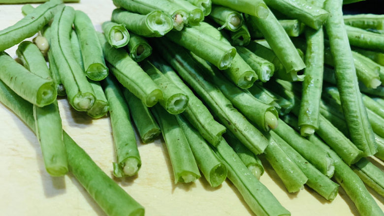 豇豆炒鸡蛋,摘去老的部分,摘断;