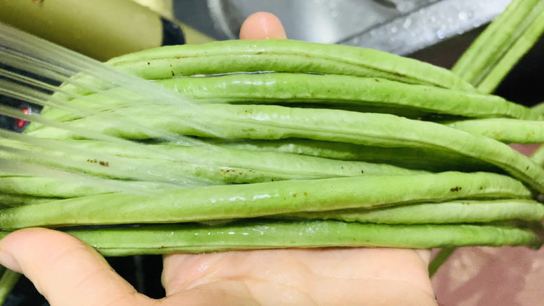 豇豆炒鸡蛋,洗净;