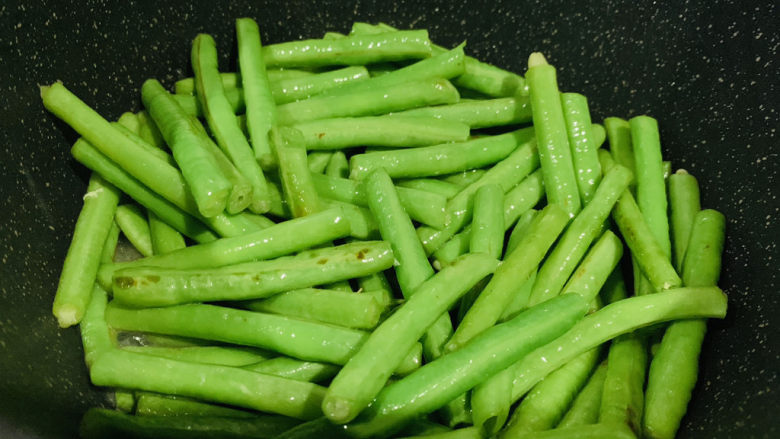豇豆炒鸡蛋,继续炒;