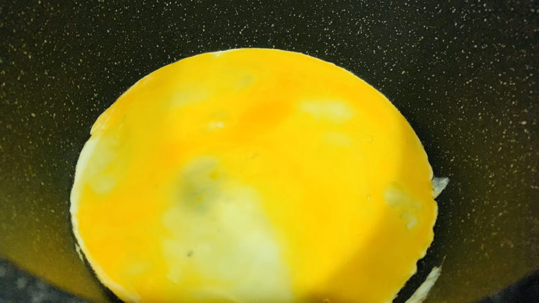 豇豆炒鸡蛋,加食用油,烧热,鸡蛋倒锅里;