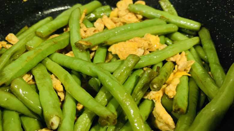 豇豆炒鸡蛋,翻炒均匀调料;