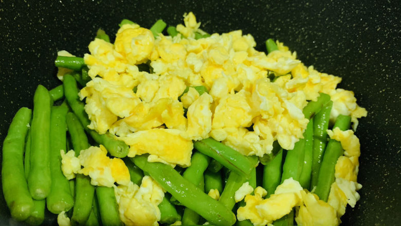 豇豆炒鸡蛋,加入鸡蛋;