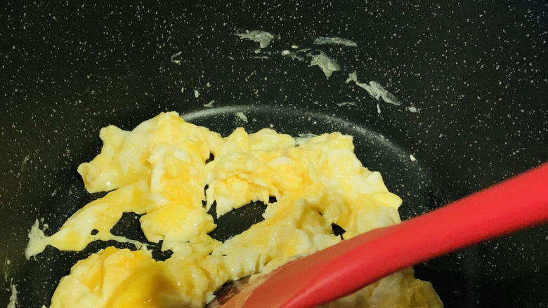 豇豆炒鸡蛋,炒均匀;