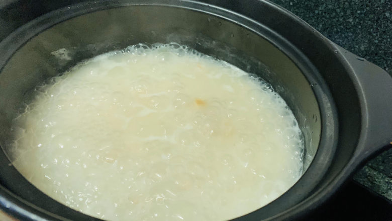 鲜虾干贝粥,大火煮开,调中小火,盖住锅盖,煮20分钟;
