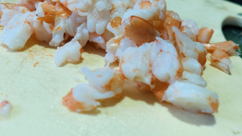 鲜虾干贝粥,剥好虾壳的切碎;