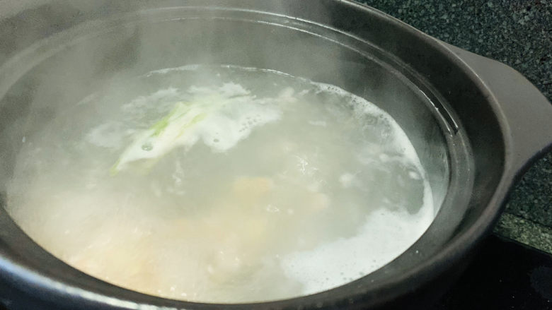 鲜虾干贝粥,烧开;