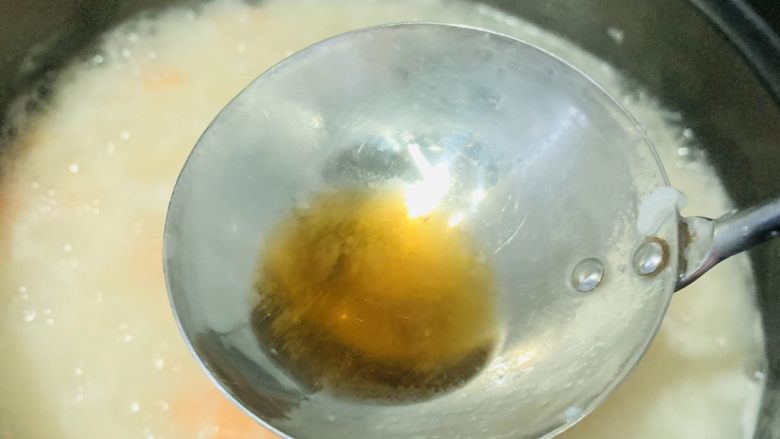 鲜虾干贝粥,加料酒;