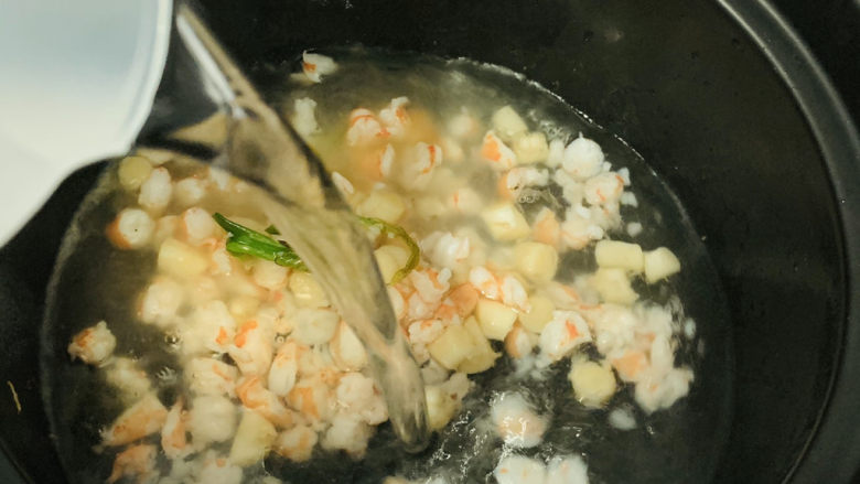 鲜虾干贝粥,加入清水;