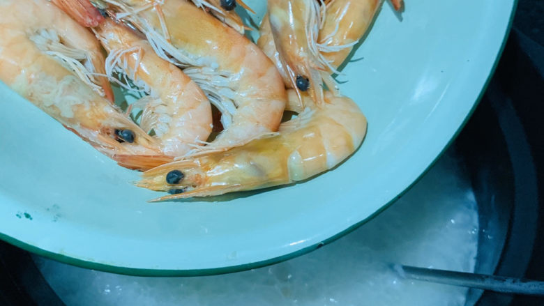 鲜虾干贝粥,粥浓稠的时候加入另一半没没剥壳的虾;