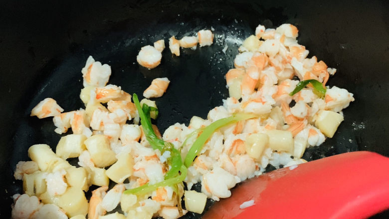 鲜虾干贝粥,炒香;