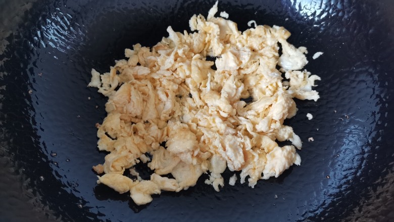 杏鲍菇炒鸡蛋,用铲子快速搅散