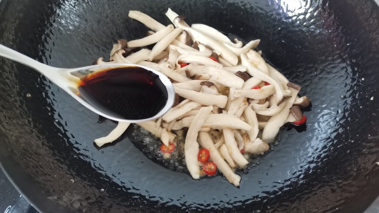杏鲍菇炒鸡蛋,烹入<a style='color:red;display:inline-block;' href='/shicai/ 788'>生抽</a>,翻炒均匀