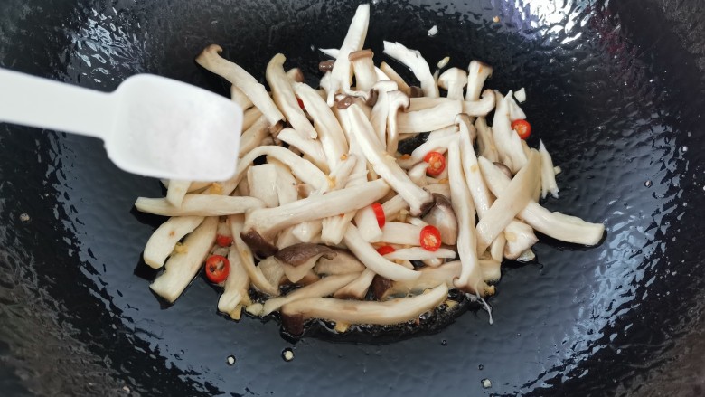 杏鲍菇炒鸡蛋,加入少许盐(根据个人口味)