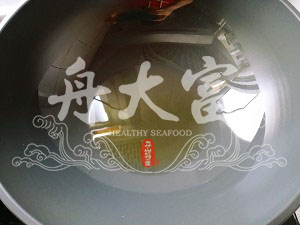 红烧菜谱,钛合金锅里倒入食用油,大火烧热转小火,端起锅体把锅里的油转动一下让整个锅体更大程度的接触到热油,这样做是为了鱼的尾巴不至于粘锅