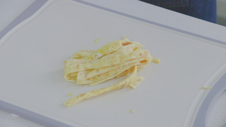 三文鱼寿司,将鸡蛋饼切成细条