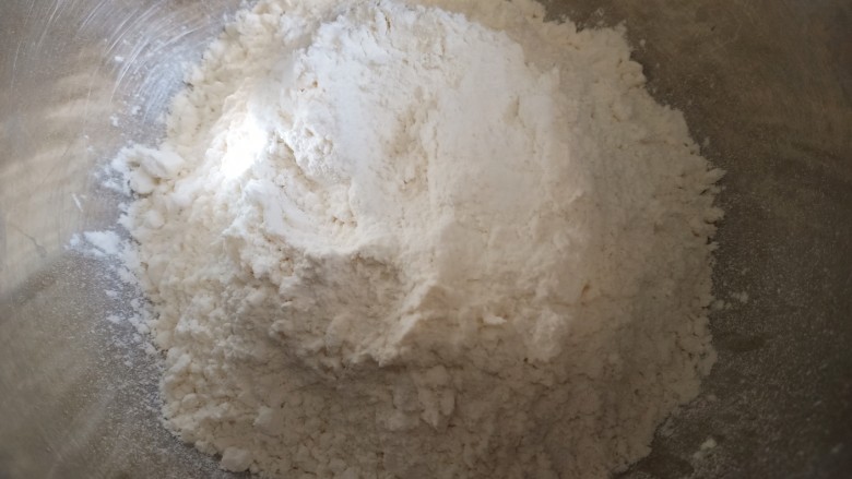 香葱苏打饼干,把低粉,葱花,油,盐,小苏打都倒进一个盆里