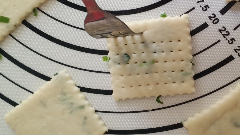 香葱苏打饼干,然后就轮到叉子上场了,如图