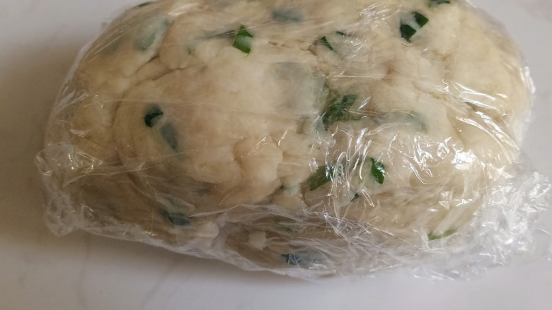 香葱苏打饼干,包上保鲜膜,醒半个小时