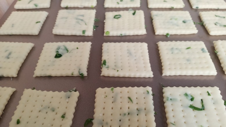 香葱苏打饼干,把饼干移到不沾烤盘上,每个之间都留点距离摆开