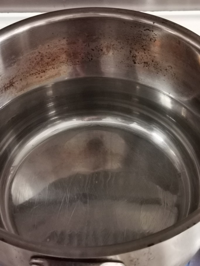 酸辣柠檬鸡爪【麻辣酸爽,好吃得停不了口】,一大锅的凉开水提前放冰箱里冰着。
