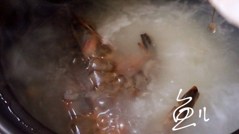 鲜虾干贝粥,煮约20分钟,放入大虾