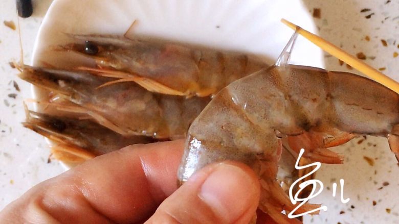鲜虾干贝粥,大虾剪去虾须,挑去虾线,洗净