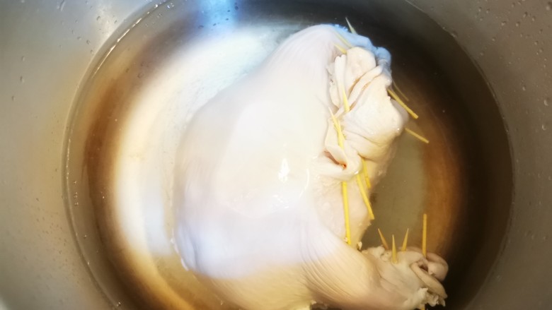 胡椒猪肚鸡,封好口的猪肚放进高压锅加水没过猪肚炖煮(高压锅比较快30分钟左右即可,其他锅的话需要一个小时左右)