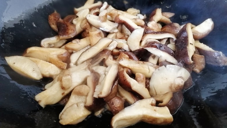 青椒炒香菇,文火炒匀把香菇里的水份炒干,炒出香味。