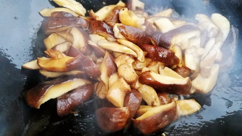 青椒炒香菇,文火炒匀,炒香。